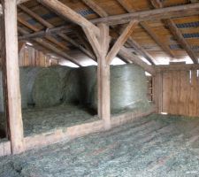 La charpente actuelle, en bon état globalement. Actuellement, un agriculteur stocke son foin au 1er étage de la grange.