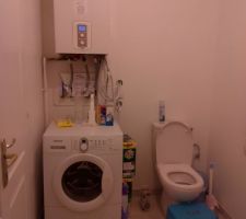 WC du RDC, attention les fils de de la chaudière restent tels qu'elles sont sur la photo, ca fait moche je vous l'accorde mais on va les cacher