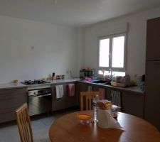 Ma fameuse cuisine (comme mes filles me le disent "c'est bon maman t'es contente de ta Grande Cuisine")
Manque encore des petites choses et ce sera finie (comme le bandeau pour le four )