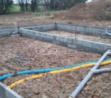 Gaines pour passage des divers tuyaux