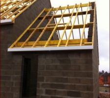 Garage (vue arrière) avec préparation d'un chevêtre pour une éventuelle fenêtre de toit