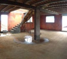 Maçonnerie terminée et escalier coulé