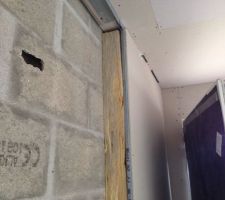 Entree: vue du mur de séparation avec la cuisine