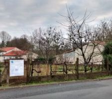 Vue du terrain, facade.