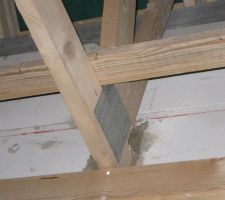 Est-ce normal de remplir les trous de pannes par du béton?
J'ai lu qu'il fallait mettre un appui glissant dans la bas et ensuite combler le trou avec de la mousse PU.