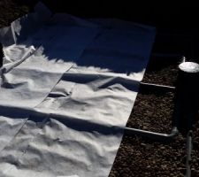 Par dessus les tuyaux on place du géotextil