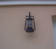 Applique devant la maison