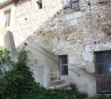 L'escalier et la cuisine d'été.
