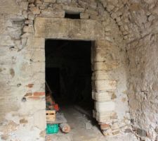 Accès aux caves voutées.