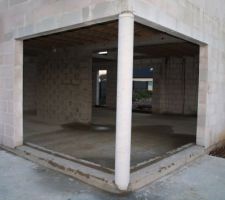 Baie d'angle : seuil arrondi au niveau du poteau.