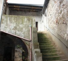 Escalier permettant d'accèder à l'étage de la maison.