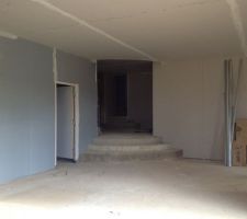 à gauche le bureau, en face l'entrée