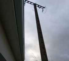 Notre cher poteau moyenne tension implanté à l'emplacement de la future terrasse