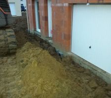 Evacuation pour le futur caniveau devant le garage