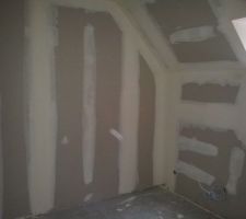 Bandes au niveau emplacement armoire encastrée - chambre enfant