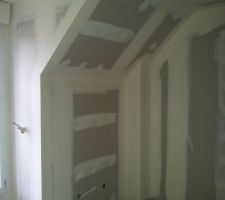 Bandes au niveau emplacement placard de la chambre enfant