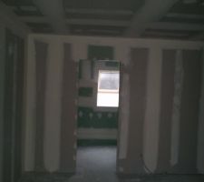 Les bandes au niveau suite parentale avec au fond sa SDE. Lumière traversante entre SDE et la suite.