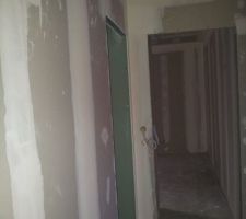 Les bandes au niveau du palier de l?étage. Au fond porte chambre enfant. Et à gauche porte SDB étage.