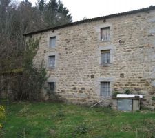 Voici la fa&ccedil;ade Sud. Dommage qu'il n'y ait pas de grandes baies vitr&eacute;es .... Je crois que je ne vais pas tarder de m'en occuper.