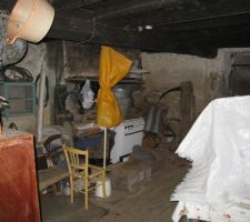 ... une partie du salon o&ugrave; l'on devine une chemin&eacute;e en granit tr&egrave;s prometteuse ...