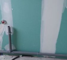 La plomberie un peu douteuse car on est censé avoir une douche italienne avec une évacuation d'eau sur la plancher et non dans le plancher