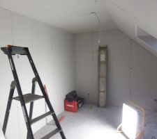 Une des chambres en cours de placage