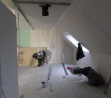Une des chambres en cours de placage