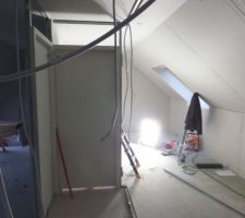 Une des chambres en cours de placage