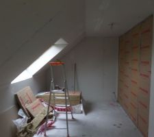 Une des chambres en cours de placage
