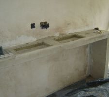 Les éviers en béton de la salle de bain, en cours de réalisation.