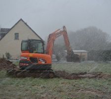 Les premiers coups de pelle sous la neige! Unique!