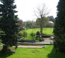 Une vue d'une des chambres.

Un beau terrain de pétanque !