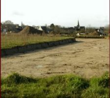 &ccedil;a avance!! on distingue les piquets rouge au niveau des terrains mais difficile de savoir ou en sont exactement les travaux...