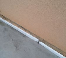 Jointure coté garage, il y aura du polystyrène jusqu?en haut du mur du voisin, travail propre je trouve.