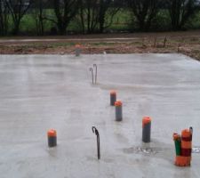 Vue du garage, EDF-FT, évacuation de l'étage, ensuite douche italienne, WC, et à gauche évacuation du lavabo sde.