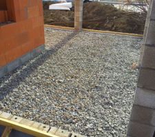 Ferraillage de la terrasse remplie de cailloux.