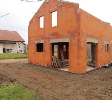 Remblai terminé , les finitions seront faites un peu plus tard .