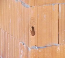 Trou réalisé par la fameuse pelle qui vous donne des sueurs froides à chaque fois qu'elle frôle les murs !!!