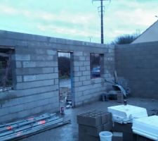 Les murs ext&eacute;rieurs sont mont&eacute;s