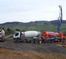 La pompe à béton et les toupies à béton sont arrivées