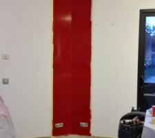 Premi&egrave;re couche peinture laqu&eacute;e effet miroir sur mur salon