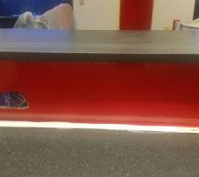 Peinture laqu&eacute;e effet miroir sous le bar