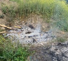 Morceaux de bois et restes de repas brulés