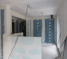 Joints de finition et plan snack cuisine fait en carreau de platre