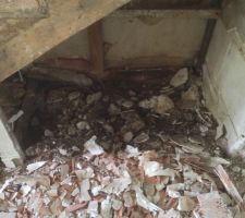Sous l'escalier ou il y avait un trous reboucher par des grava , peut-être la maison cache une cave ??