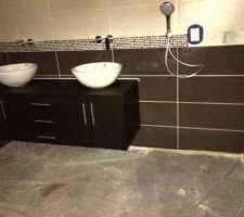 Salle de bain parents, WC suspendu, carrelage Chocolat sur beige, frise mosaique, douche a l'italienne