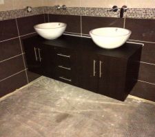 Salle de bain parents, WC suspendu, carrelage Chocolat sur beige, frise mosaique, douche a l'italienne