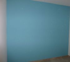 Peinture, panneau bleu dans la chambre enfant