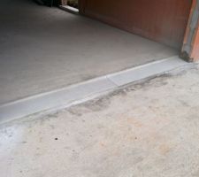 Le dernier seuil, descendu dans la dalle pour encastrer le châssis de fenêtre qui ne devrait dépasser que de 2 cms du carrelage.