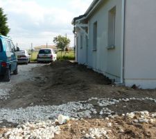 Il parait que mon terrassier a fini!!! on peut dire que son boulot a été clairment baclé !!!